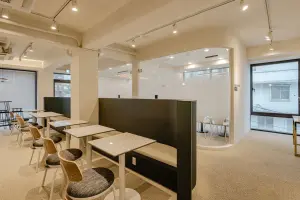 부스 좌석과 유리 회의실을 갖춘 모던 오피스 라운지